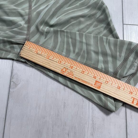Lululemon Align Short 8" Size 4 Le Tigre Camo Green Fern Multi Zebra Print - Picture 12 of 12